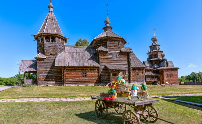 Праздник огурца в Суздале, композиция из игрушечных огурцов на телеге