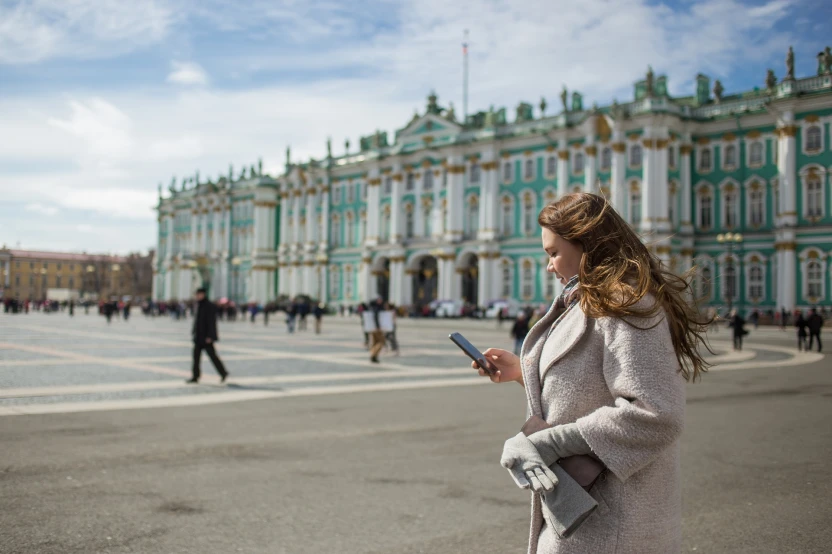 Молодая путешественница во время прогулки по Санкт-Петербургу, Дворцовая площадь 