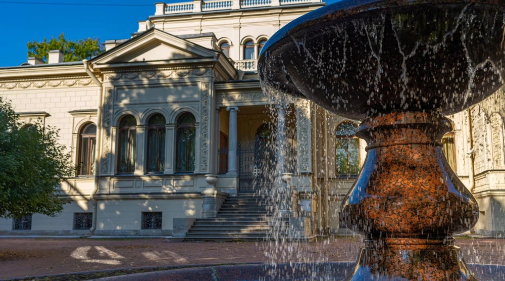 Фонтан перед Алексеевским дворцом