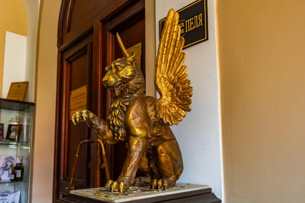 грифон в аптеке Пеля