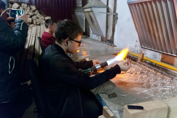 Экскурсия на фабрику ёлочных игрушек в Крестцы фото
