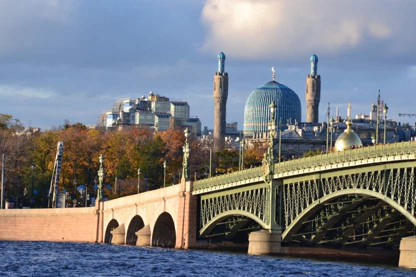 Вид на мечеть и Троицкий мост в Санкт-Петербурге
