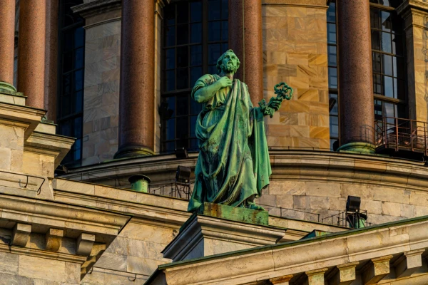  скульптура апостола Петра на Исаакиевском соборе в Санкт-Петебурге