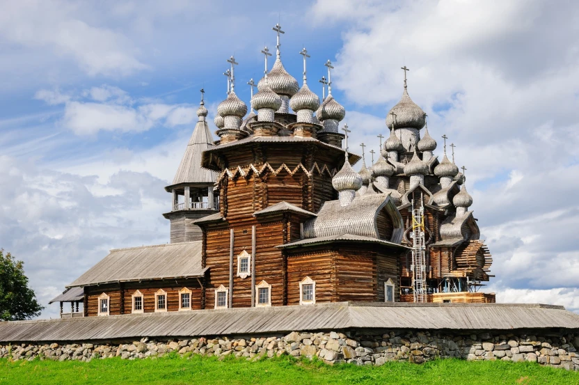Старинная деревянная церковь Преображения Господня на острове Кижи в России, находящаяся на реконструкции