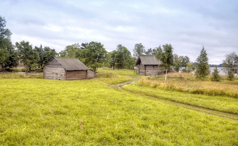 Остров Кижи, вид на деревенские хозяйственные постройки