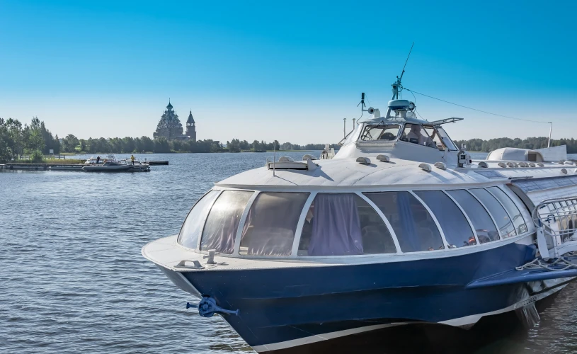 Метеор или комета на подводных крыльях на Онежском озере, судно у причала