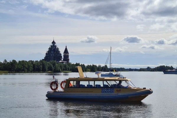 Водная прогулка на остров Кижи на скоростном катере фото