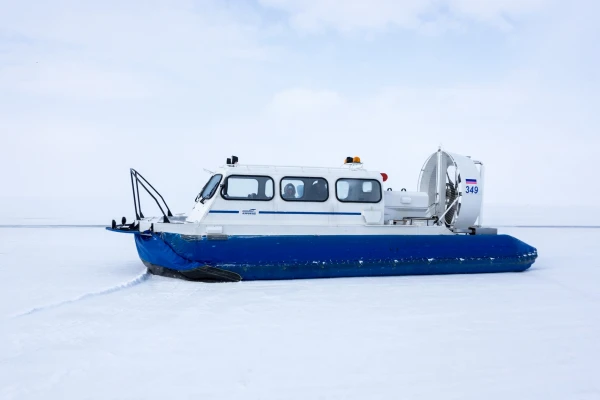 Озеро байкал, Россия: судно на воздушной подушке «Хивус» на льду замёрзшего озера Байкал, Сибирь, Россия