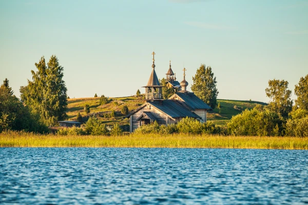 Часовня Успения Божией Матери из деревни Васильево, остров Кижи, вид с воды
