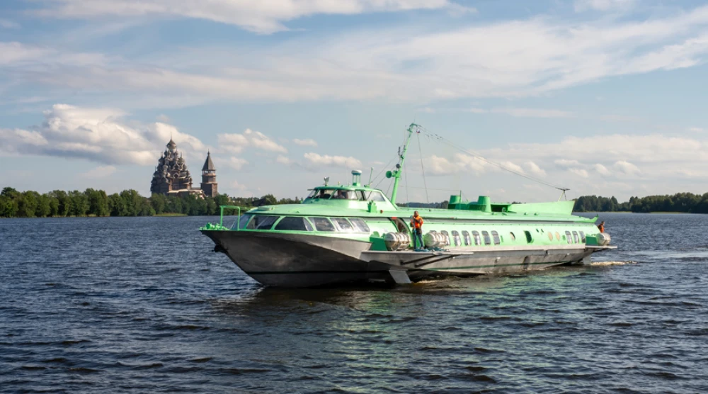 Комета на Онежском озере у острова Кижи
