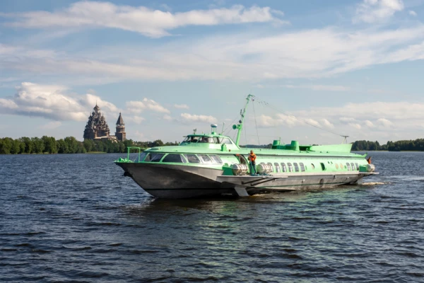 Комета на Онежском озере у острова Кижи