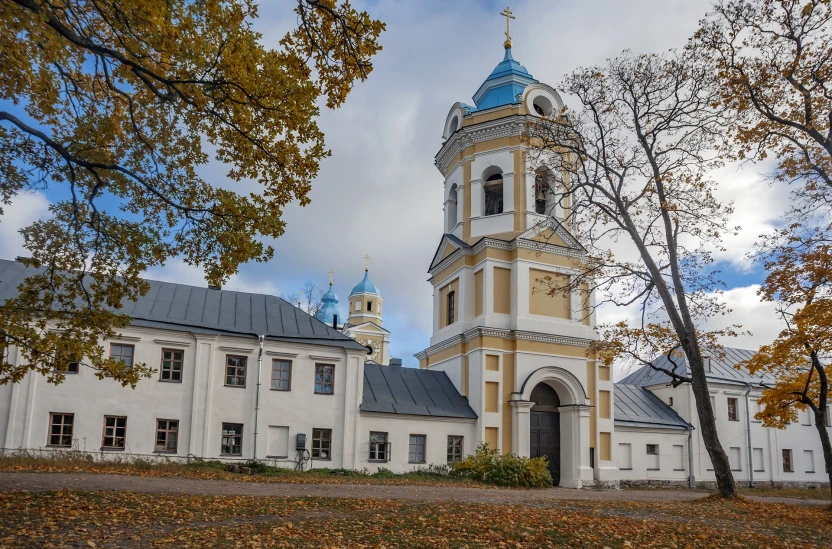 Вид на колокольню и храм Коневского Рождество-Богородицкого монастыря на Ладожском озере