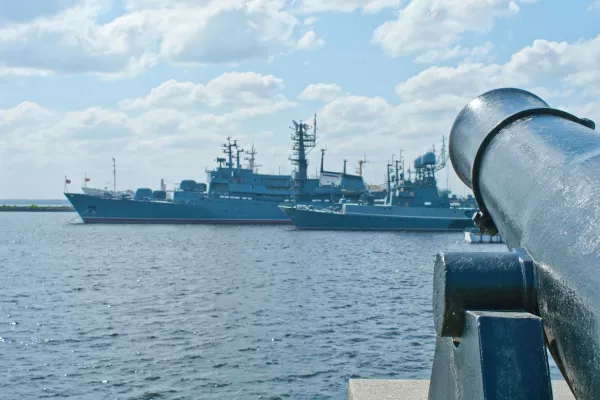 Корабли и форты Кронштадта - водная экскурсия в дни ВМФ  – фото для каталога