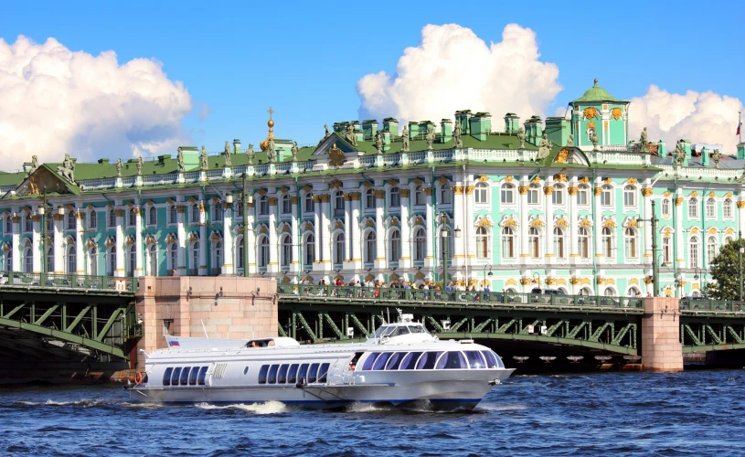 Поездка на метеоре – лучший способ добраться из Санкт-Петербурга в Петергоф