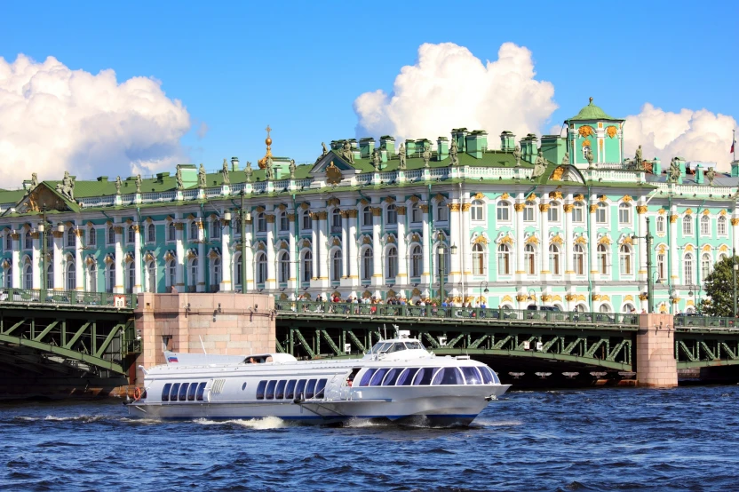 Судно на подводных крыльях на Неве в Санкт-Петербурге