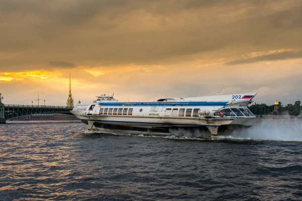 Санкт-Петербург, судно на подводных крыльях  курсирует до Петергофского дворца