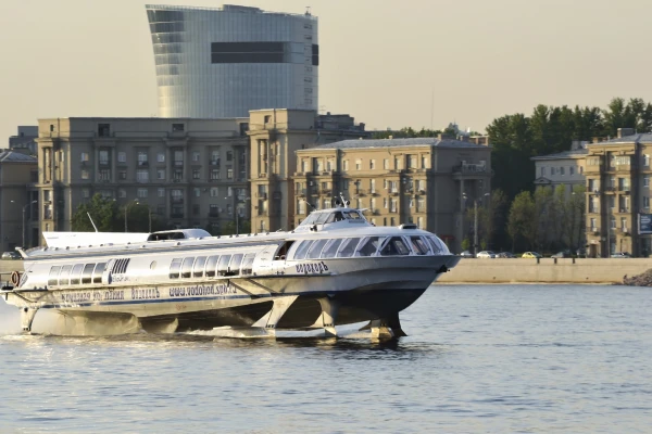 Санкт-Петербург, лодка плывёт по Неве