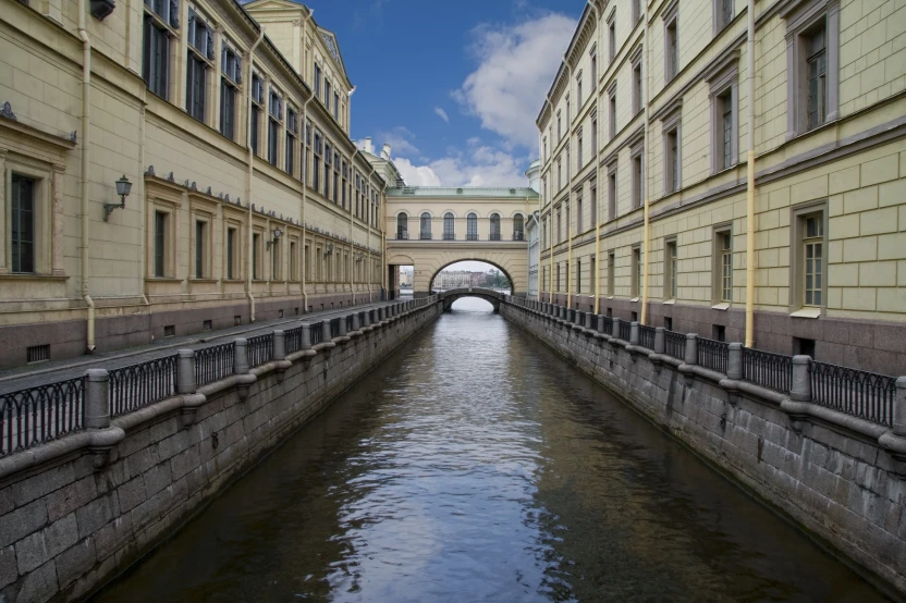 Санкт-Петербург, мосты через Зимнюю канавку возле здания Государственного Эрмитажа