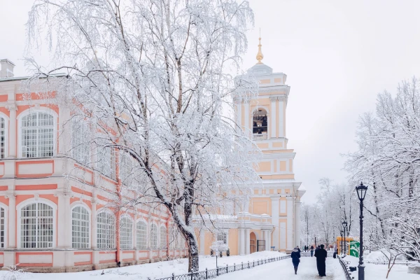 Александро-Невская лавра и монастырь в морозный снежный зимний день, Санкт-Петербург, Россия
