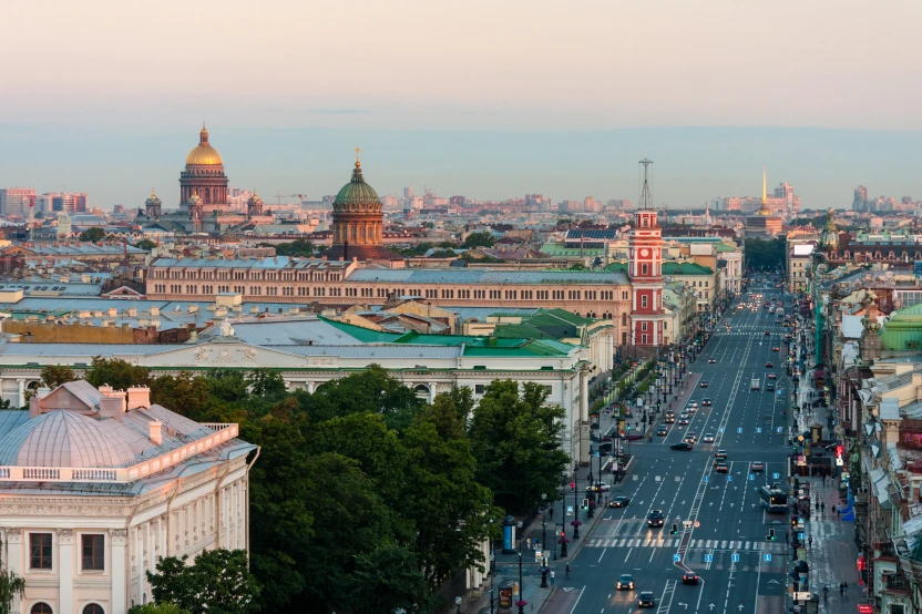 Вид на Невский проспект в Санкт-Петербурге, на горизонте видны Исаакиевский собор и Казанский собор