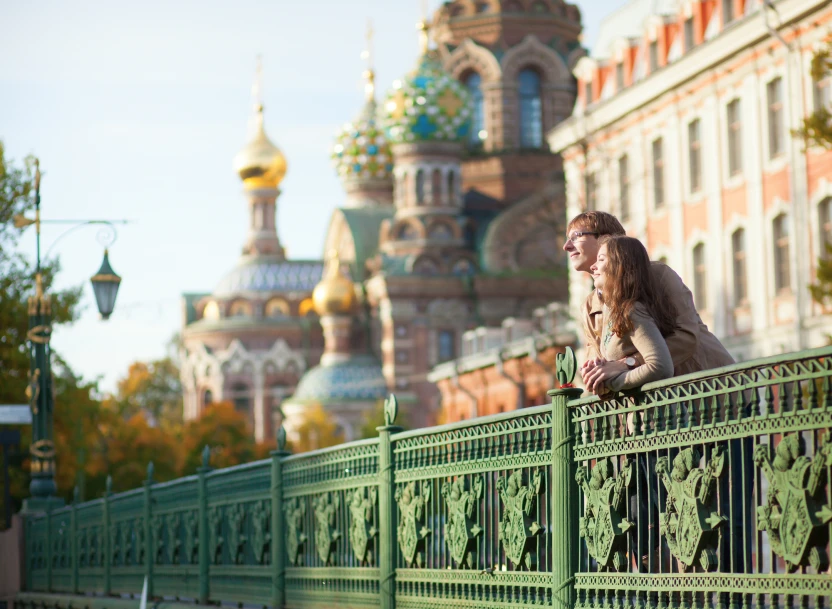 Счастливая пара возле храма Спаса-на-Крови в Санкт-Петербурге
