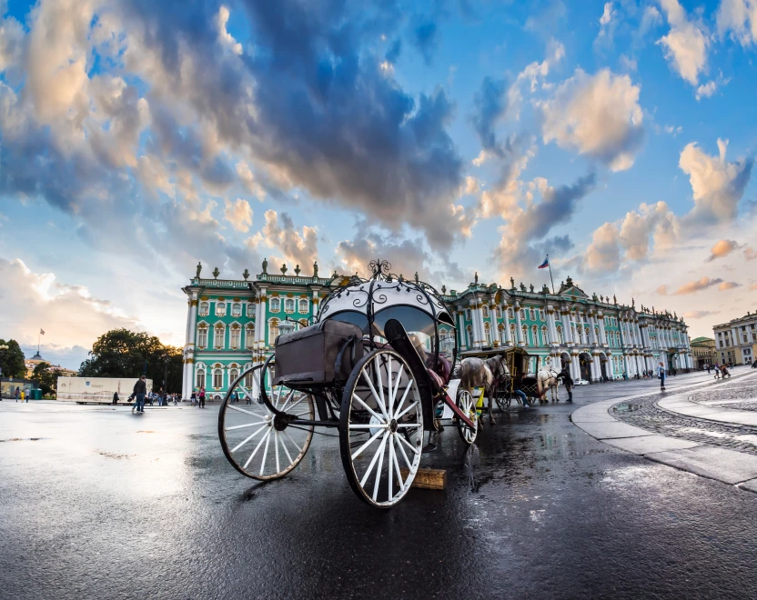 Карета для прогулок по Дворцовой площади в Санкт-Петербурге