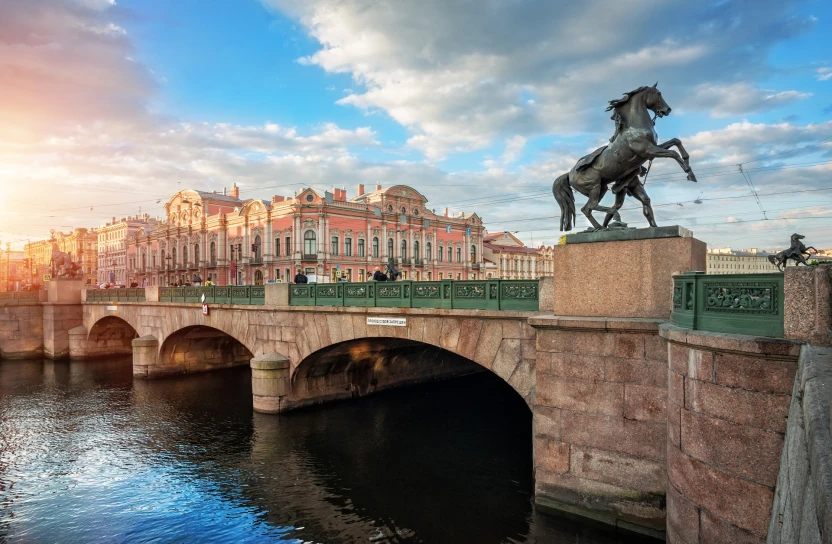 Аничков мост в Санкт-Петербурге со скульптурами лошадей и солнечным летним утром
