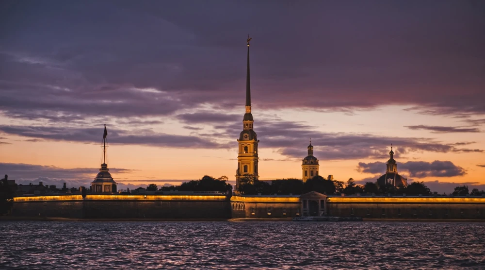 Ночная съёмка с теплохода во время белых ночей, вид на Петропавловскую крепость и Петропавловский собор в Санкт-Петербурге