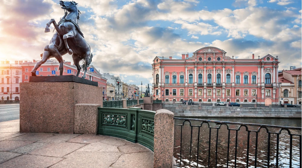Санкт-Петербург, Аничков мост через Фонтанку, Дворец Белосельских-Белозерских на заднем плане