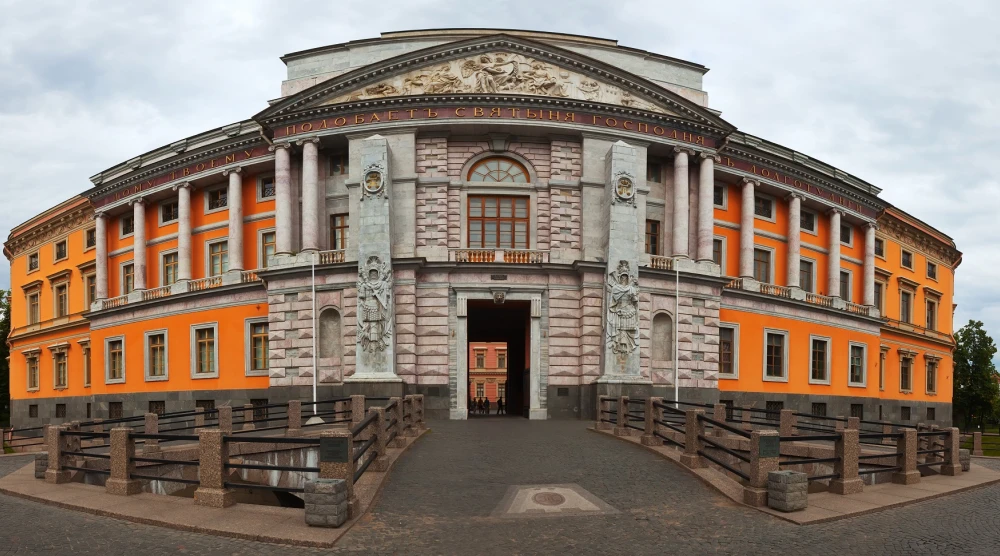 Панорама Михайловского замка в Санкт-Петербурге