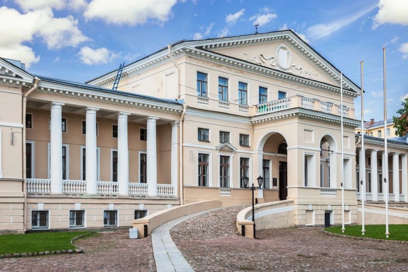 Юсуповский дворец на Садовой улице на берегу реки Фонтанки в Санкт-Петербурге