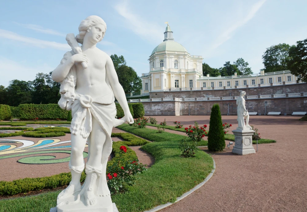 Санкт-Петербург,  старые статуи в дворцовом саду в Ораниенбауме