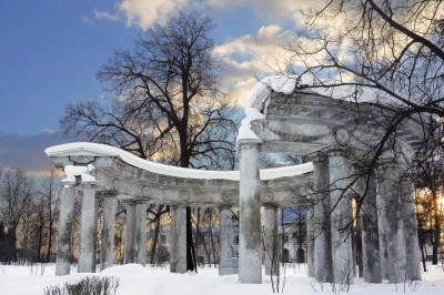 Колоннада Аполлона – фото достопримечательности вы увидите на экскурсии