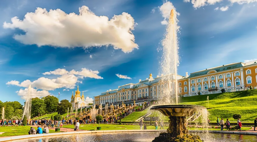 Экскурсия в Петергоф с посещением Малого дворца и фонтанов Нижнего парка - фото №1
