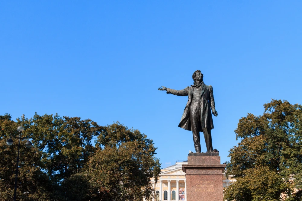 Памятник знаменитому поэту Александру Пушкину в Санкт-Петербурге