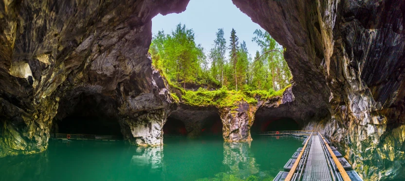 Пещера заполнена водой, Рускеала, Республика Карелия