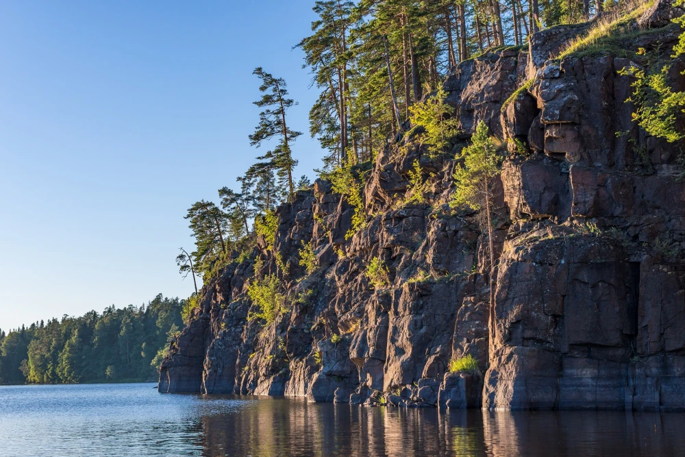 Скалистый берег острова Валаам,  Карелия