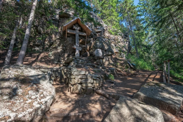 Келья Александра Свирского в скале горы_1. Прекрасный остров Валаам расположен на Ладожском озере в Карелии. Валаам — шаг в небо.