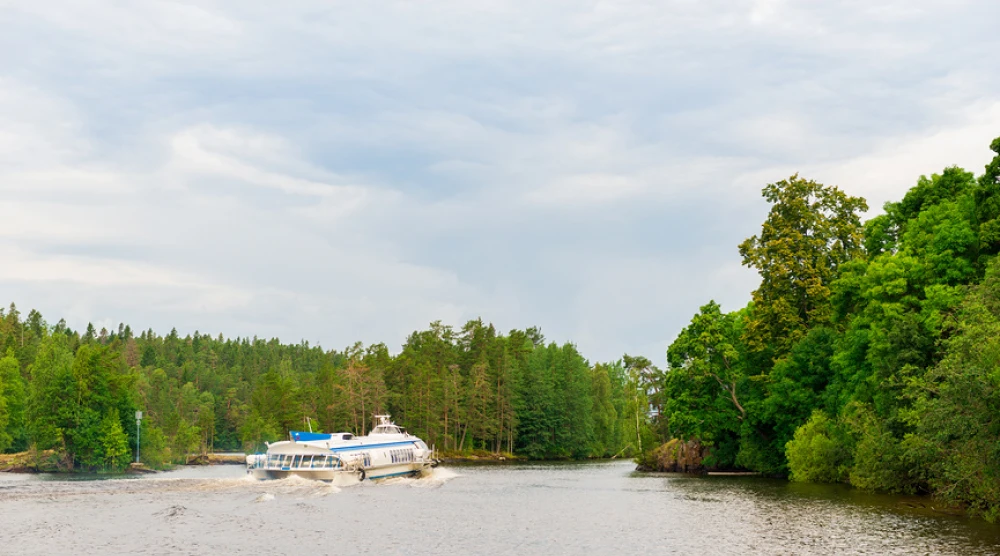 Скоростной пассажирский круизный лайнер у острова Валаам