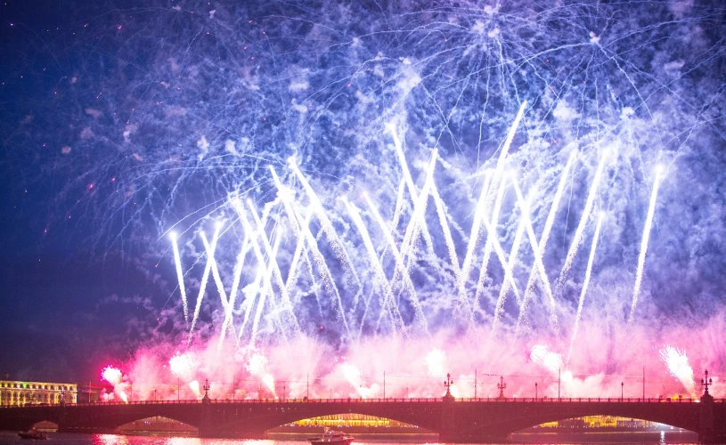 Троицкий мост в Петербурге, Алые паруса