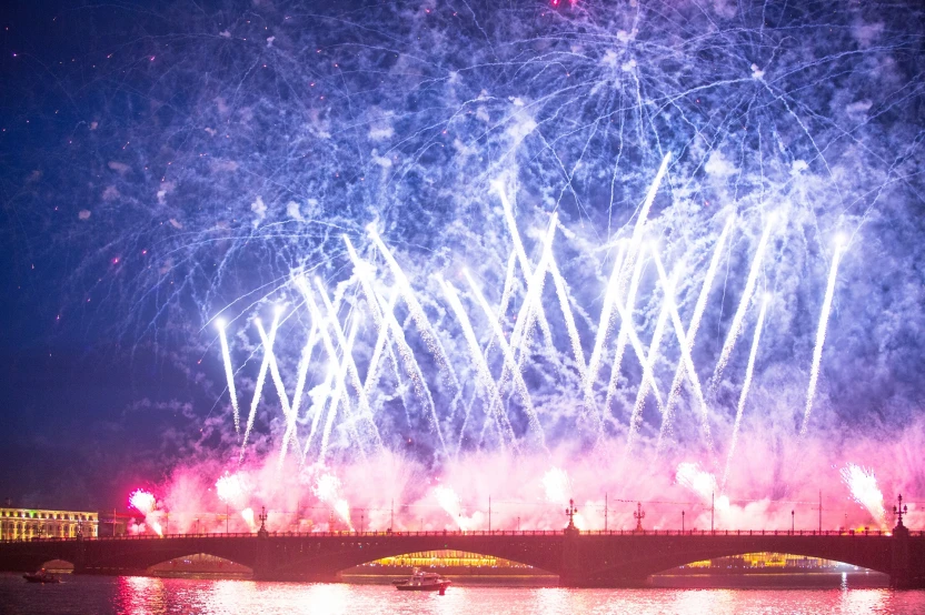 Троицкий мост в Петербурге, Алые паруса