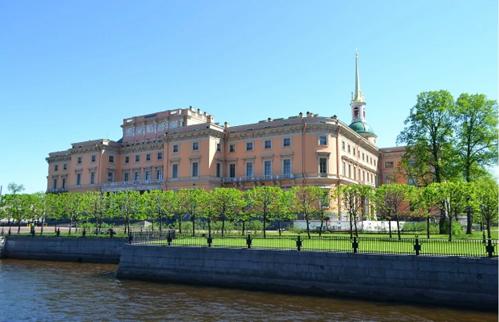 Вид на Инженерный замок в Санкт-Петербурге