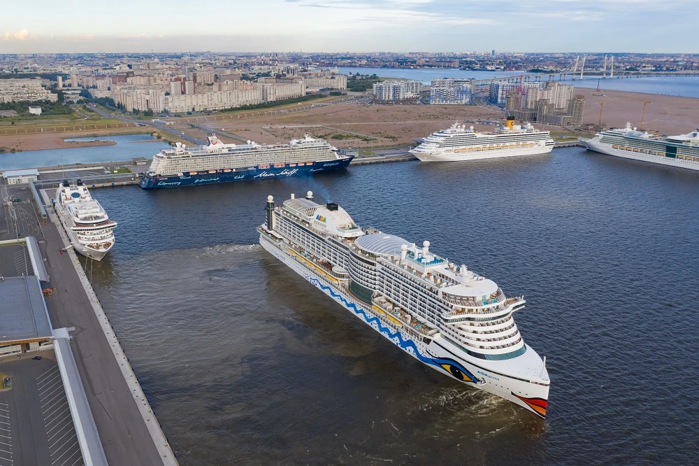 Пассажирский лайнер AIDA Prima выходит из порта Санкт-Петербурга