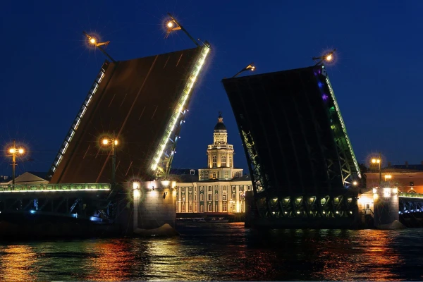Рейс под разводку мостов на электросудне фото