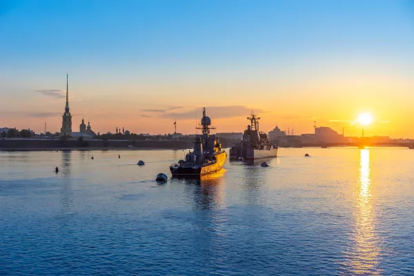 Парад военных кораблей - водная экскурсия в день ВМФ фото