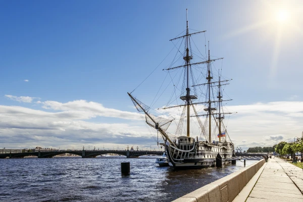 Парусник на Неве и Троицкий мост в Санкт-Петербурге