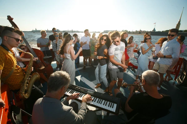 Музыкальный круиз «Плыви со звуком» фото