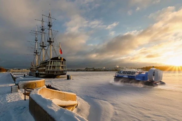 Прогулка по Неве на судне на воздушной подушке фото