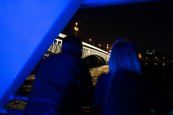 Вечеринка под разводными мостами фото