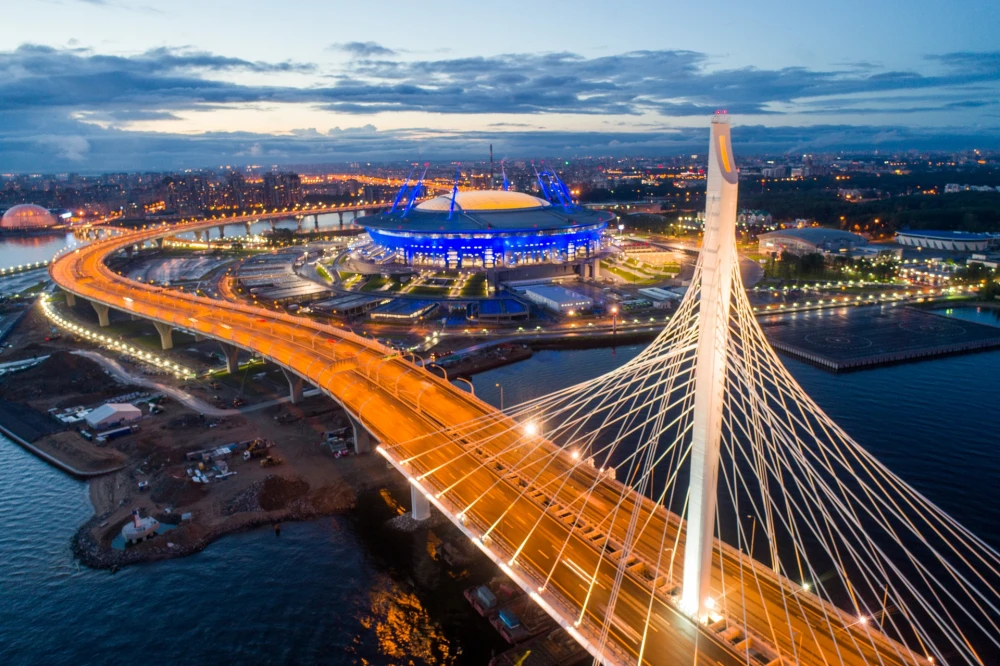 Вид на стадион «Санкт-Петербург» с высоты птичьего полета на восходе солнца